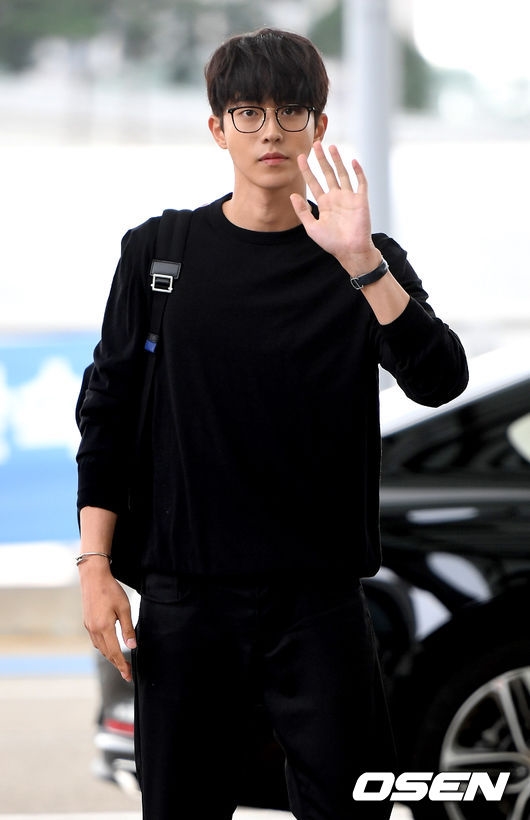 Nam Joo Hyuk đẹp trai ngời ngời 'catwalk' ngay tại sân bay
