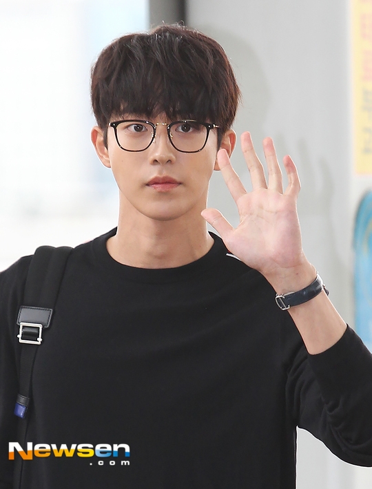 Nam Joo Hyuk đẹp trai ngời ngời 'catwalk' ngay tại sân bay