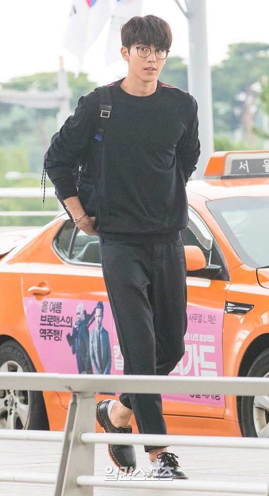 "Thủy thần" Nam Joo Hyuk đẹp trai ngời ngời "catwalk" ngay tại sân bay
