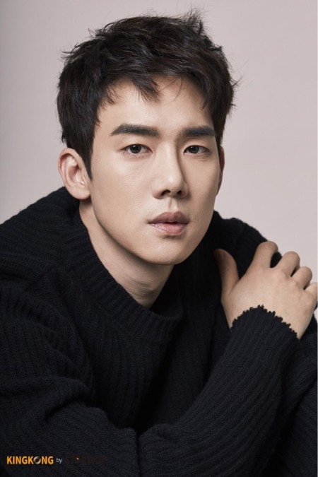 Yoo Yeon Suk giả gái quá xinh đến nỗi mẹ cũng nhận không ra