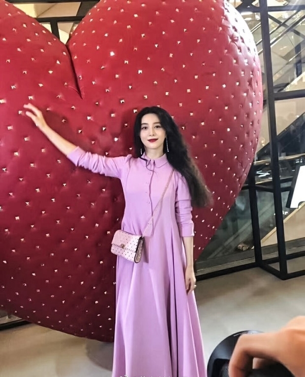 Trông "Nữ hoàng thảm đỏ" kém trẻ trung hơn đàn em rất nhiều.