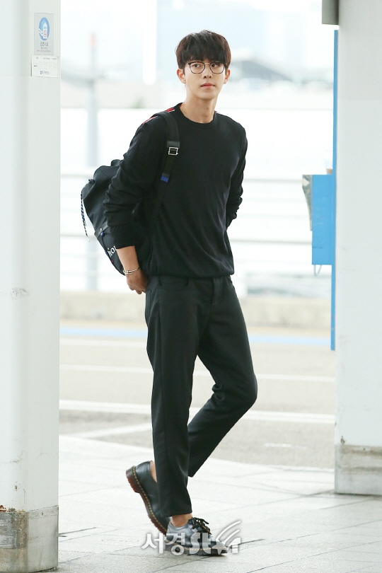 Nam Joo Hyuk đẹp trai ngời ngời 'catwalk' ngay tại sân bay