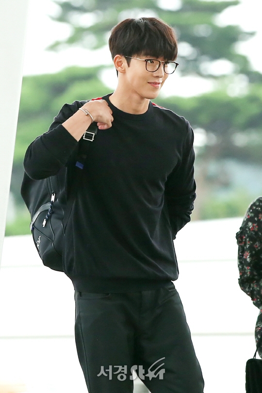 Nam Joo Hyuk đẹp trai ngời ngời 'catwalk' ngay tại sân bay