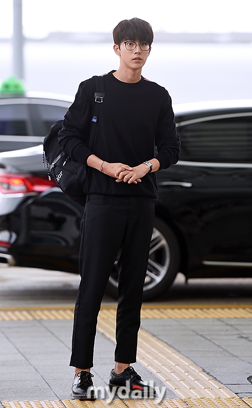 Nam Joo Hyuk đẹp trai ngời ngời 'catwalk' ngay tại sân bay