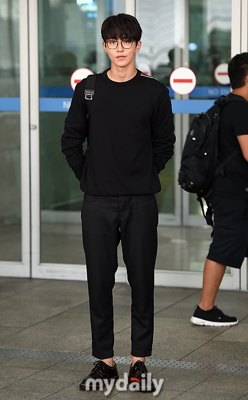 Nam Joo Hyuk đẹp trai ngời ngời 'catwalk' ngay tại sân bay