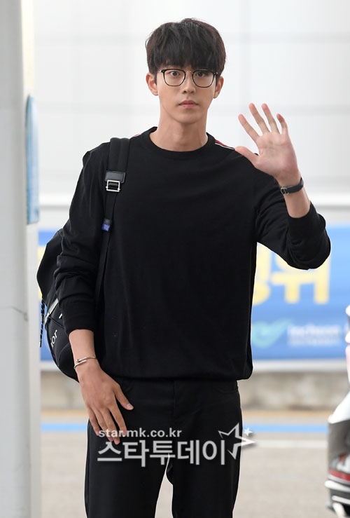 Nam Joo Hyuk đẹp trai ngời ngời 'catwalk' ngay tại sân bay