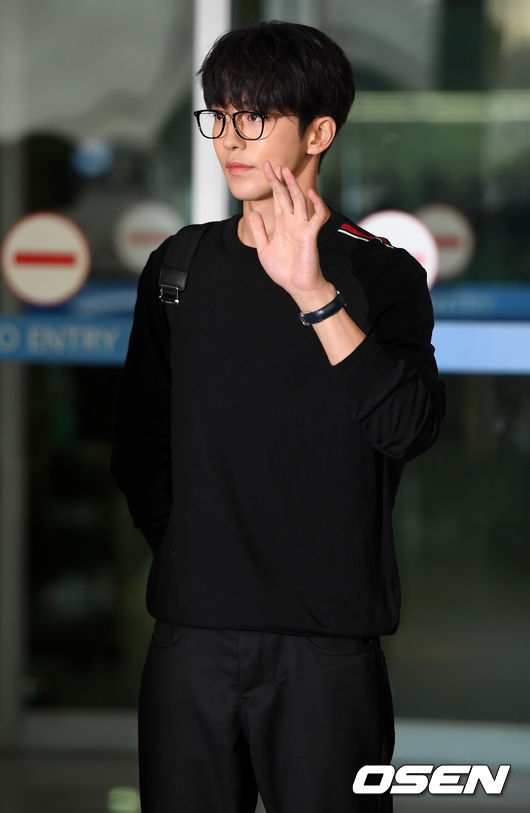 Nam Joo Hyuk đẹp trai ngời ngời 'catwalk' ngay tại sân bay