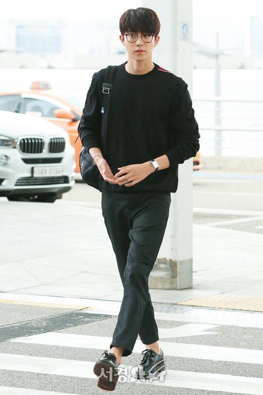 Nam Joo Hyuk đẹp trai ngời ngời 'catwalk' ngay tại sân bay