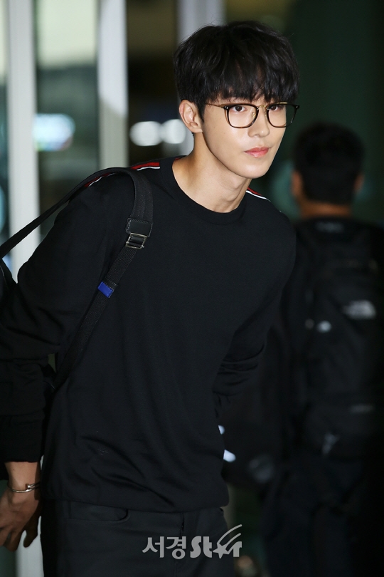 Nam Joo Hyuk đẹp trai ngời ngời 'catwalk' ngay tại sân bay
