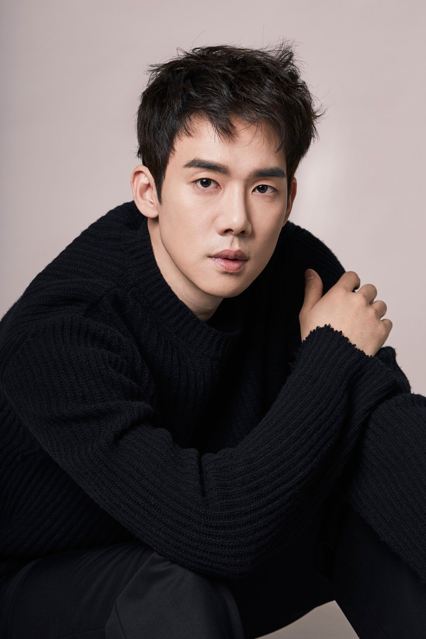 Yoo Yeon Suk giả gái quá xinh đến nỗi mẹ cũng nhận không ra