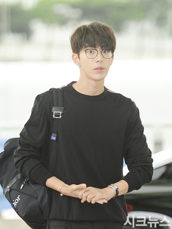 Nam Joo Hyuk đẹp trai ngời ngời 'catwalk' ngay tại sân bay