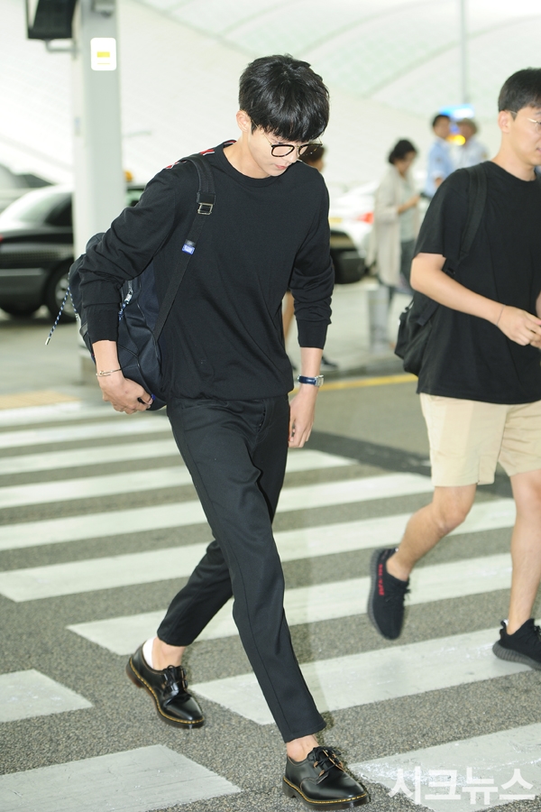 Nam Joo Hyuk đẹp trai ngời ngời 'catwalk' ngay tại sân bay