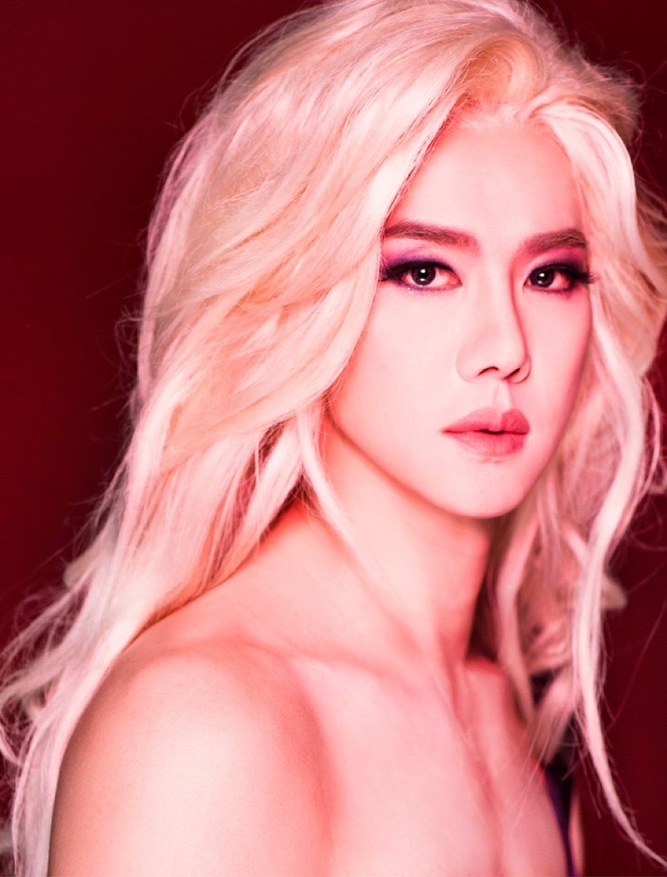 Yoo Yeon Suk giả gái quá xinh đến nỗi mẹ cũng nhận không ra