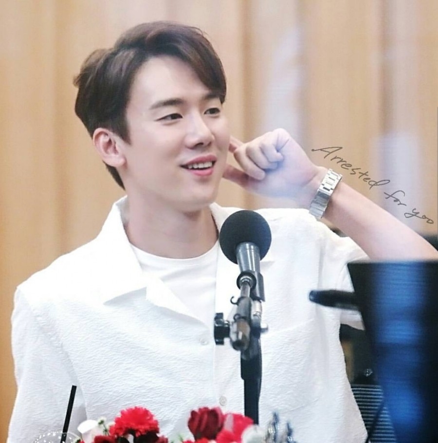 Yoo Yeon Suk giả gái quá xinh đến nỗi mẹ cũng nhận không ra