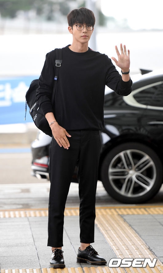 Nam Joo Hyuk đẹp trai ngời ngời 'catwalk' ngay tại sân bay