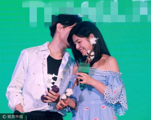 Trần Nghiên Hy làm nũng với Trần Hiểu trên sân khấu