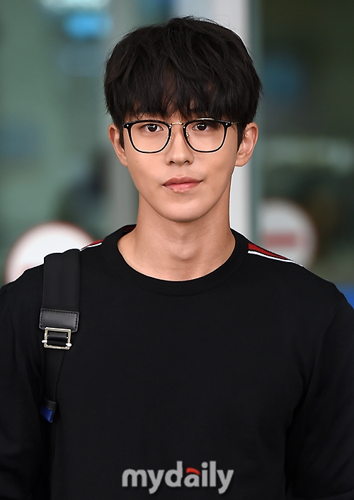 Nam Joo Hyuk đẹp trai ngời ngời 'catwalk' ngay tại sân bay