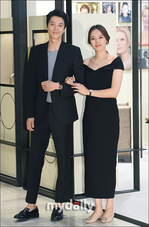 Vợ chồng Lee Dong Gun - Jo Yoon Hee hạnh phúc đi sự kiện cùng nhau