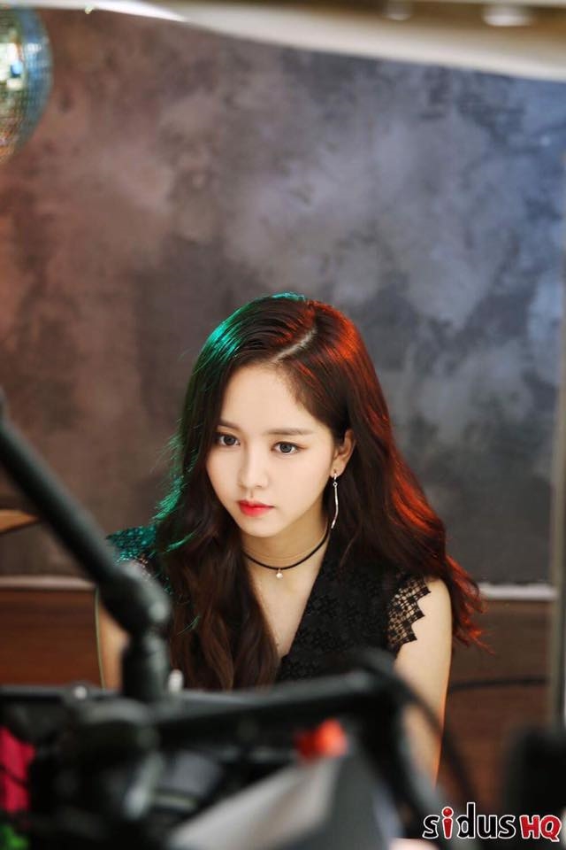 Vẻ đẹp sắc sảo, trưởng thành của Kim So Hyun trong bộ ảnh họa báo mới