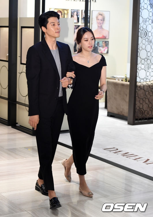 Vợ chồng Lee Dong Gun - Jo Yoon Hee hạnh phúc đi sự kiện cùng nhau