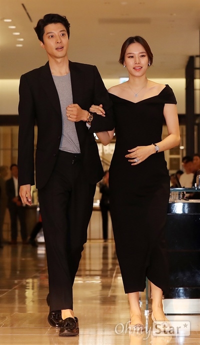 Vợ chồng Lee Dong Gun - Jo Yoon Hee hạnh phúc đi sự kiện cùng nhau