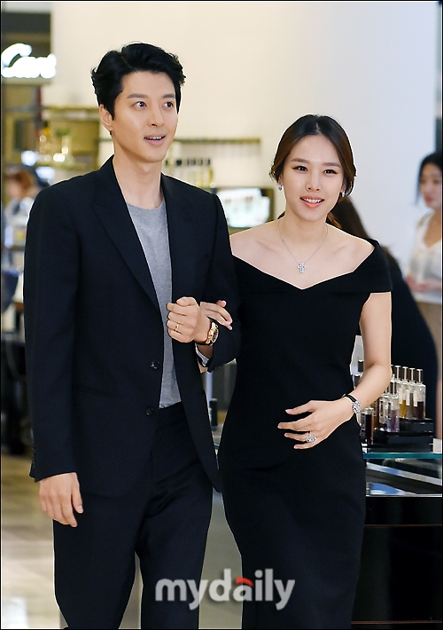 Vợ chồng Lee Dong Gun - Jo Yoon Hee hạnh phúc đi sự kiện cùng nhau
