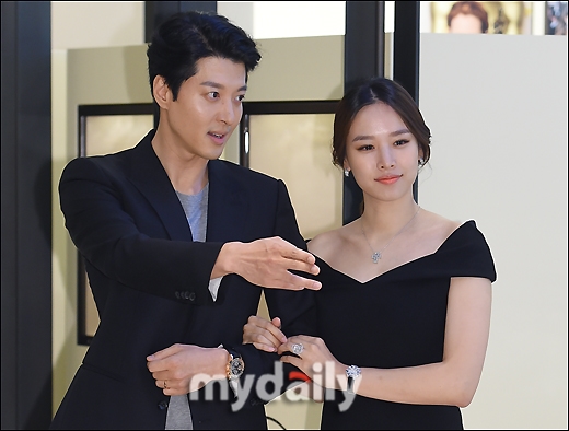 Vợ chồng Lee Dong Gun - Jo Yoon Hee hạnh phúc đi sự kiện cùng nhau