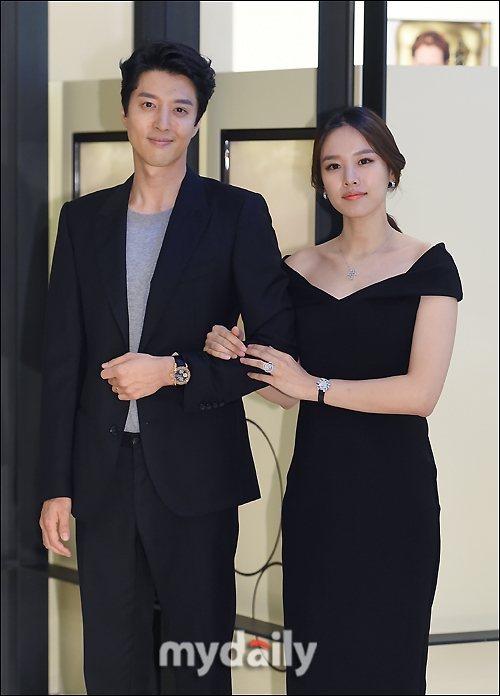 Vợ chồng Lee Dong Gun - Jo Yoon Hee hạnh phúc đi sự kiện cùng nhau