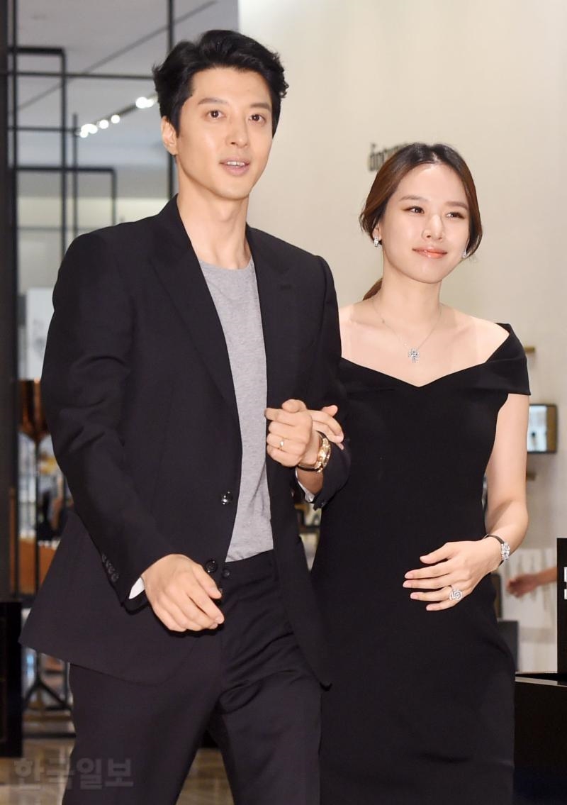 Vợ chồng Lee Dong Gun - Jo Yoon Hee hạnh phúc đi sự kiện cùng nhau