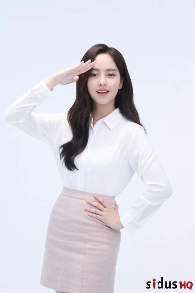 Vẻ đẹp sắc sảo, trưởng thành của Kim So Hyun trong bộ ảnh họa báo mới