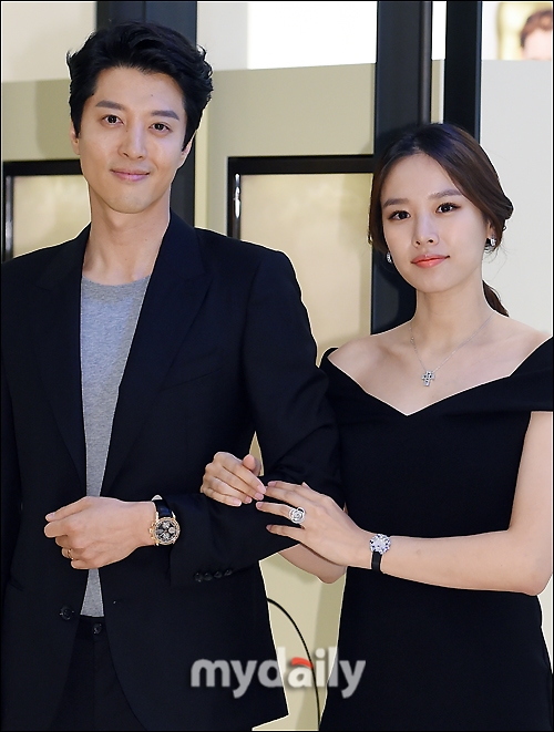 Vợ chồng Lee Dong Gun - Jo Yoon Hee hạnh phúc đi sự kiện cùng nhau