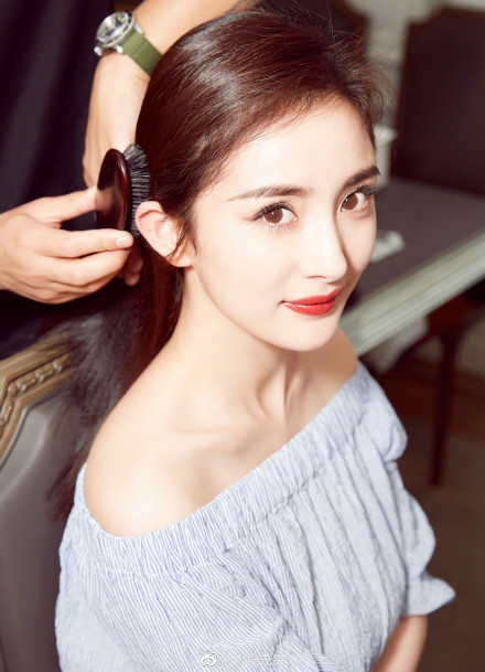 Đến cả nhược điểm trên mặt cũng không 'dìm' nổi nhan sắc Dương Mịch