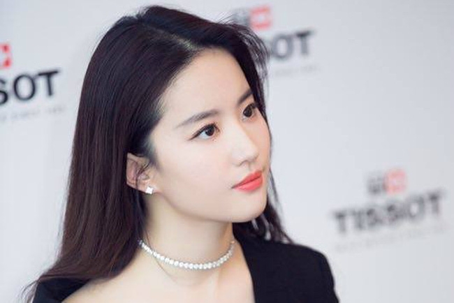 Những mỹ nhân Hoa Ngữ tham gia phim nào là phim đó 'bị ghét theo'