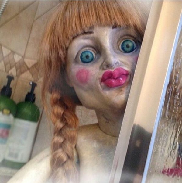 Cuộc chiến chế ảnh không khoan nhượng giữa Valak và Annabelle
