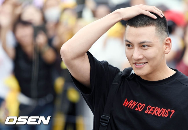 Ji Chang Wook nhập ngũ trong sự chờ đón nồng nhiệt của fan