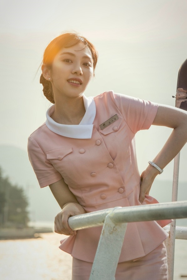 Phim y học mới của Ha Ji Won tung loạt hình nhân vật đẹp nên thơ