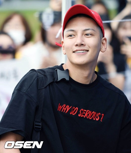 Ji Chang Wook nhập ngũ trong sự chờ đón nồng nhiệt của fan