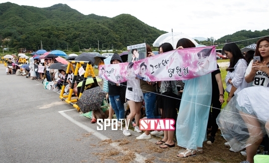 Ji Chang Wook nhập ngũ trong sự chờ đón nồng nhiệt của fan