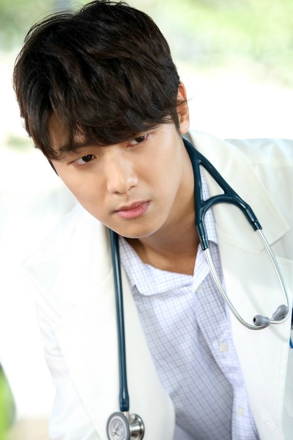 Phim y học mới của Ha Ji Won tung loạt hình nhân vật đẹp nên thơ