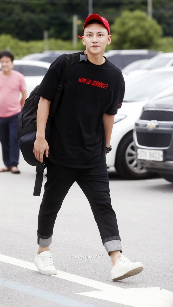 Ji Chang Wook nhập ngũ trong sự chờ đón nồng nhiệt của fan
