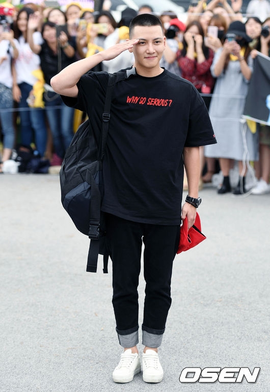 Ji Chang Wook nhập ngũ trong sự chờ đón nồng nhiệt của fan