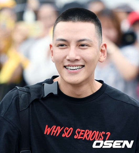 Ji Chang Wook nhập ngũ trong sự chờ đón nồng nhiệt của fan