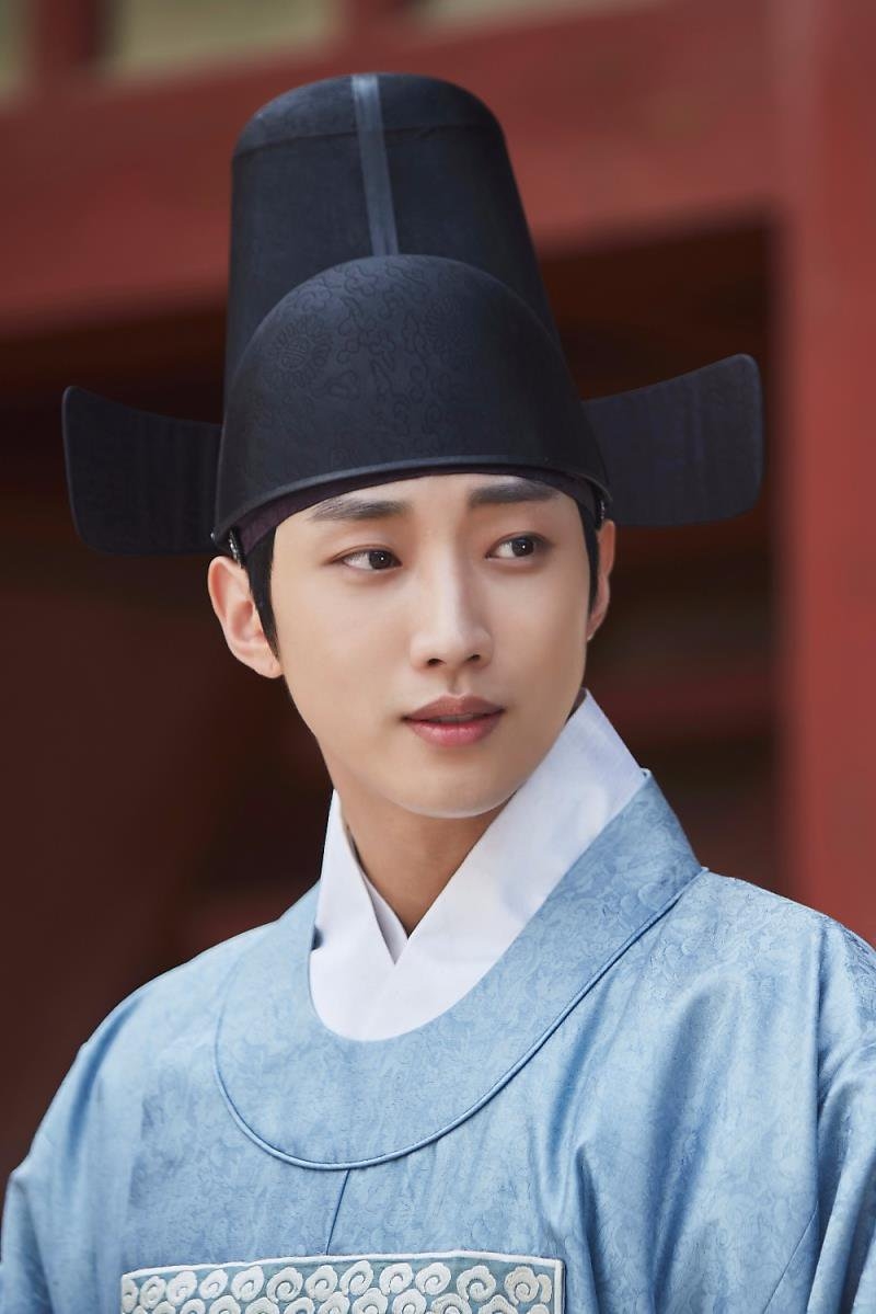 Jin Young kể chuyện thân thiết với dàn cast 'Love In The Moonlight'