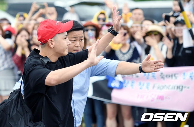 Ji Chang Wook nhập ngũ trong sự chờ đón nồng nhiệt của fan