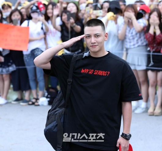 Ji Chang Wook nhập ngũ trong sự chờ đón nồng nhiệt của fan