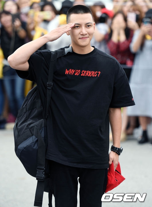 Ji Chang Wook nhập ngũ trong sự chờ đón nồng nhiệt của fan