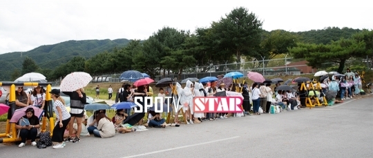 Ji Chang Wook nhập ngũ trong sự chờ đón nồng nhiệt của fan