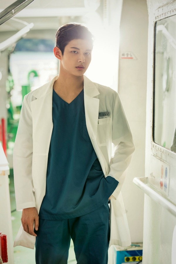 Phim y học mới của Ha Ji Won tung loạt hình nhân vật đẹp nên thơ