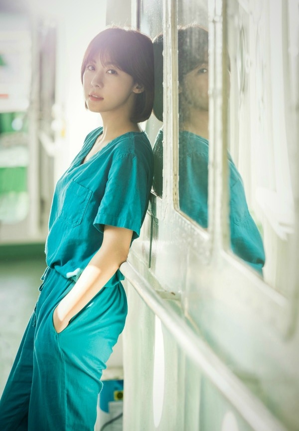 Phim y học mới của Ha Ji Won tung loạt hình nhân vật đẹp nên thơ