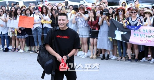 Ji Chang Wook nhập ngũ trong sự chờ đón nồng nhiệt của fan